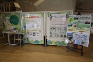 ◀駒ケ根シルクミュージアムのことがわかるパネルや各種資料
